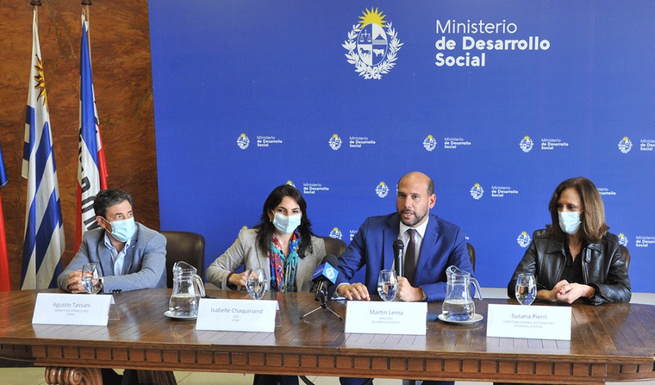 Mides suscribió un acuerdo con la empresa ATMA para promover oportunidades de inclusión sociolaboral Ministro Lema y Susana Pierri junto a directivos de ATMA en firma de convenio sociolaboral