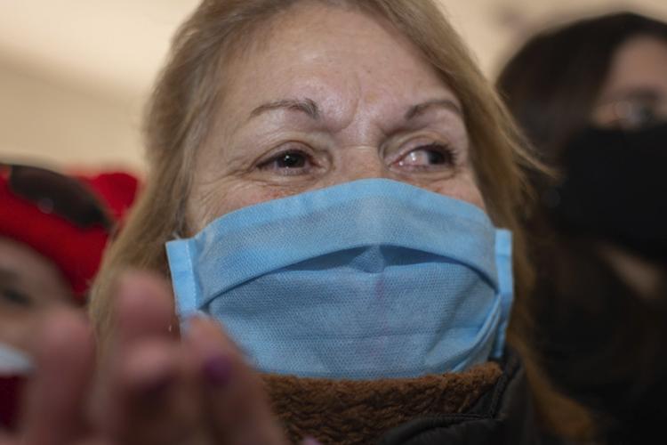 Primer plano de mujer que estuvo presente en la conferencia del Centro Cachón