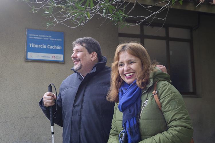 Un hombre y una mujer con bastones en la puerta del Centro Cachón