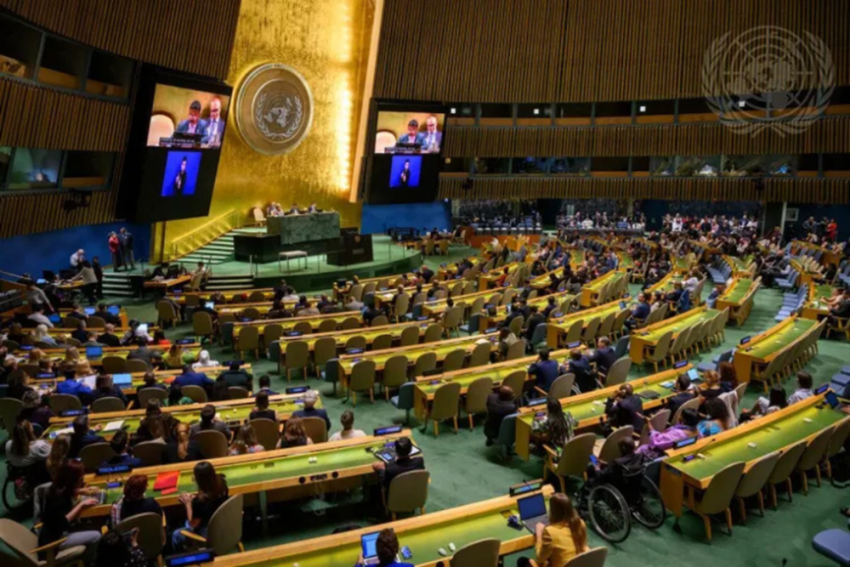 Vista panorámica de la Asamblea General de la ONU Vista panorámica de la Asamblea General de la ONU, con delegados sentados en en la sala
