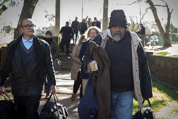 Juan y Alberto llegando al barrio Juan y Alberto con sus bolsos caminando