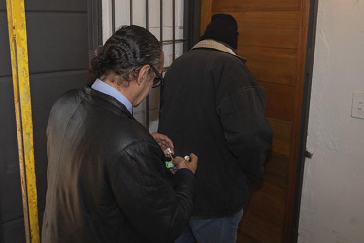 Juan y Alberto ingresando a su nuevo hogar Juan y Alberto ingresando a su nuevo hogar