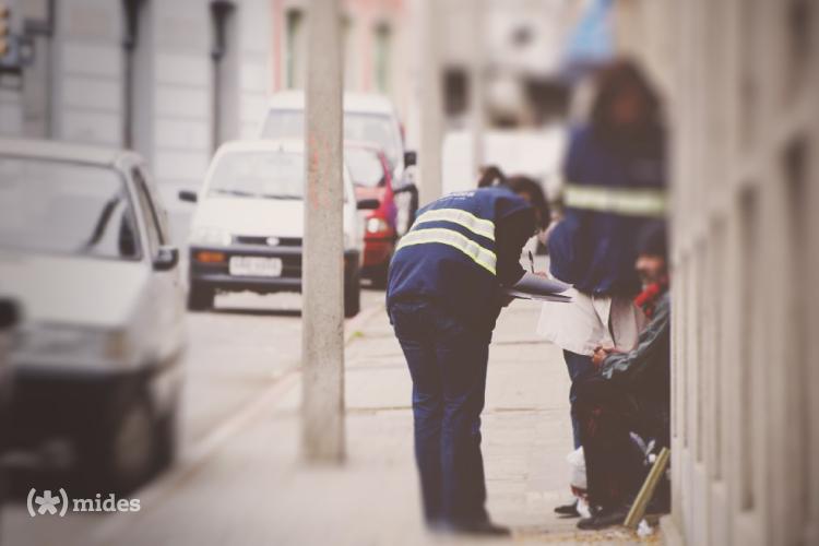 Equipo del ministerio atendiendo a persona en situación de calle