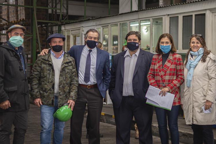 Autoridades y productores en el depósito de INDA Autoridades y productores en el depósito de INDA