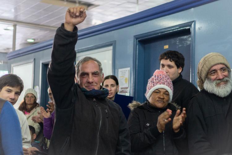 Hombre sorteado para Uruguay Trabaja celebra levantando su mano derecha