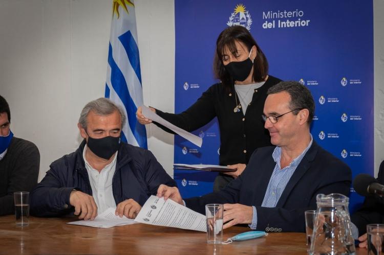 Autoridades ministeriales en firma de convenio 