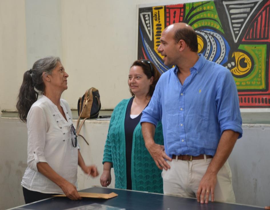 Mónica Flores conversando con el ministro Lema