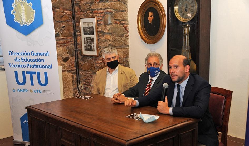 Firma de convenio Mides - UTU por capacitación en multioficios: albañilería, herrería, carpintería, carnicería Martín Lema, Juan Pereyra, director general de la UTU; y Alfonso Fontenla, presidente de la UVC
