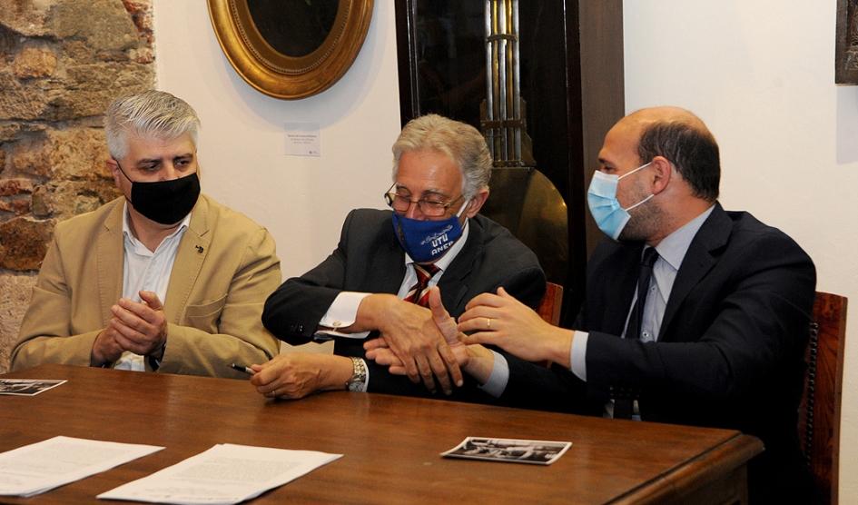 Firma de convenio Mides - UTU por capacitación en multioficios: albañilería, herrería, carpintería, carnicería Martín Lema, Juan Pereyra, director general de la UTU; y Alfonso Fontenla, presidente de la UVC