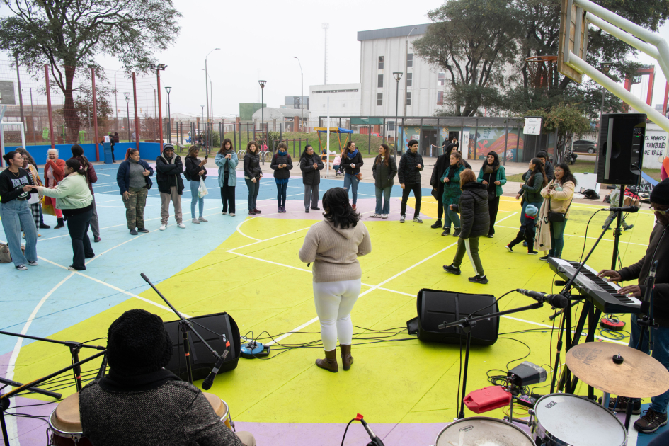 Actividad de Centro de Migrantes en Plaza en Ciudad Vieja. Actividad de Centro de Migrantes en Plaza en Ciudad Vieja.