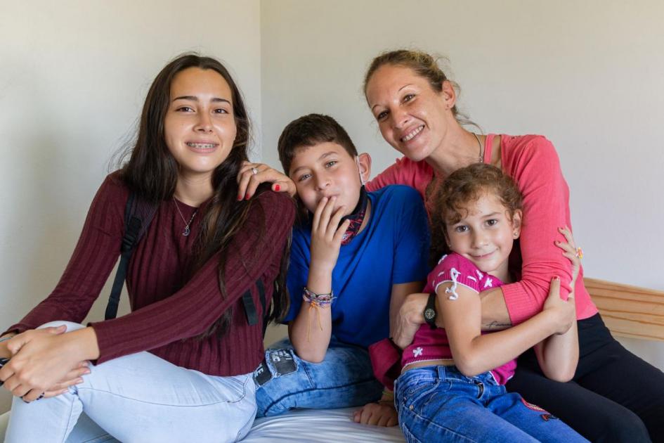 María Inés y sus hijos Madre con su 3 hijos en vivienda