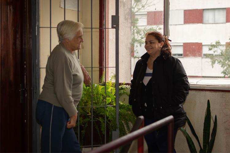 Paola conoce a su vecina Paola y su vecina