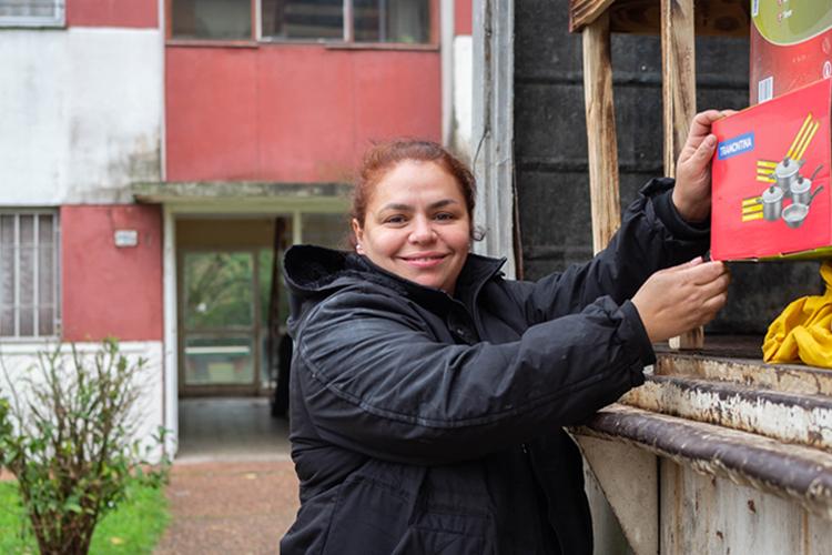 Paola con una caja en la mano