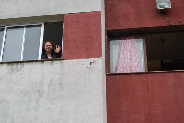 Paola saluda desde la ventana