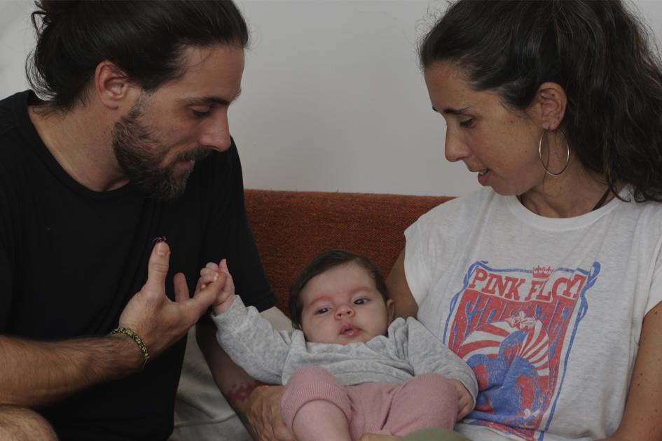 Pareja cuidando a su hija Pareja cuidando a su hija