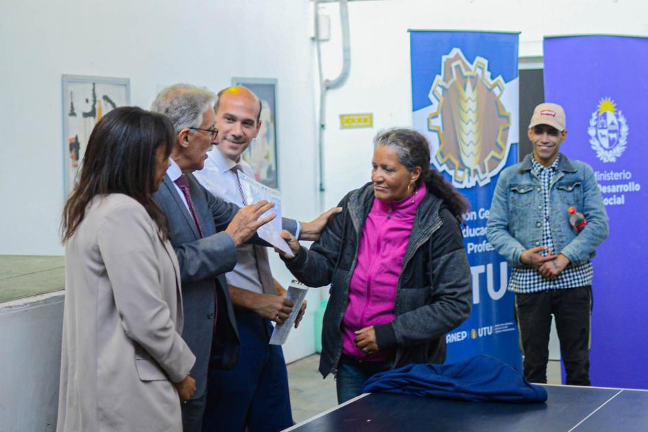 Participante egresada recibiendo su diploma