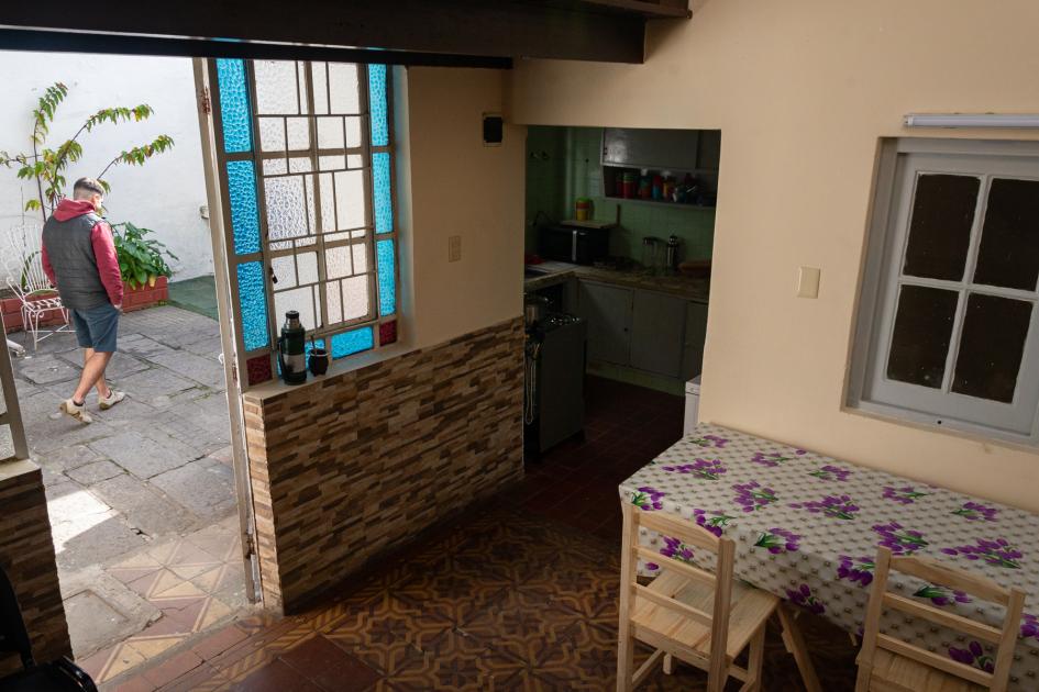 Interior del hogar medio camino, con vista a la cocina y al patio interior