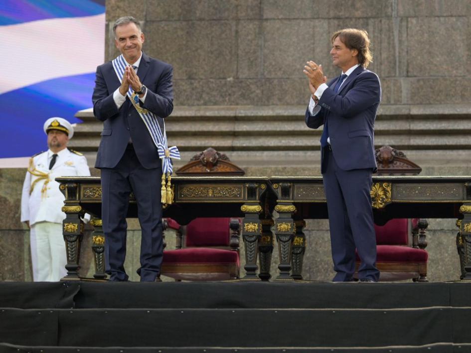 Traspaso de banda presidencial a Yamandú Orsi por parte de Luis Lacalle Pou Traspaso de banda presidencial a Yamandú Orsi por parte de Luis Lacalle Pou