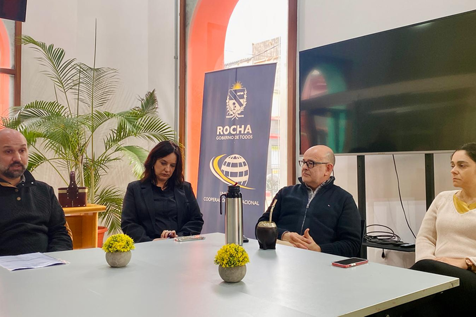 Mesa de autoridades y representantes en la gira nacional “Uruguay sin Barreras”. Mesa de autoridades y representantes en la gira nacional “Uruguay sin Barreras”.