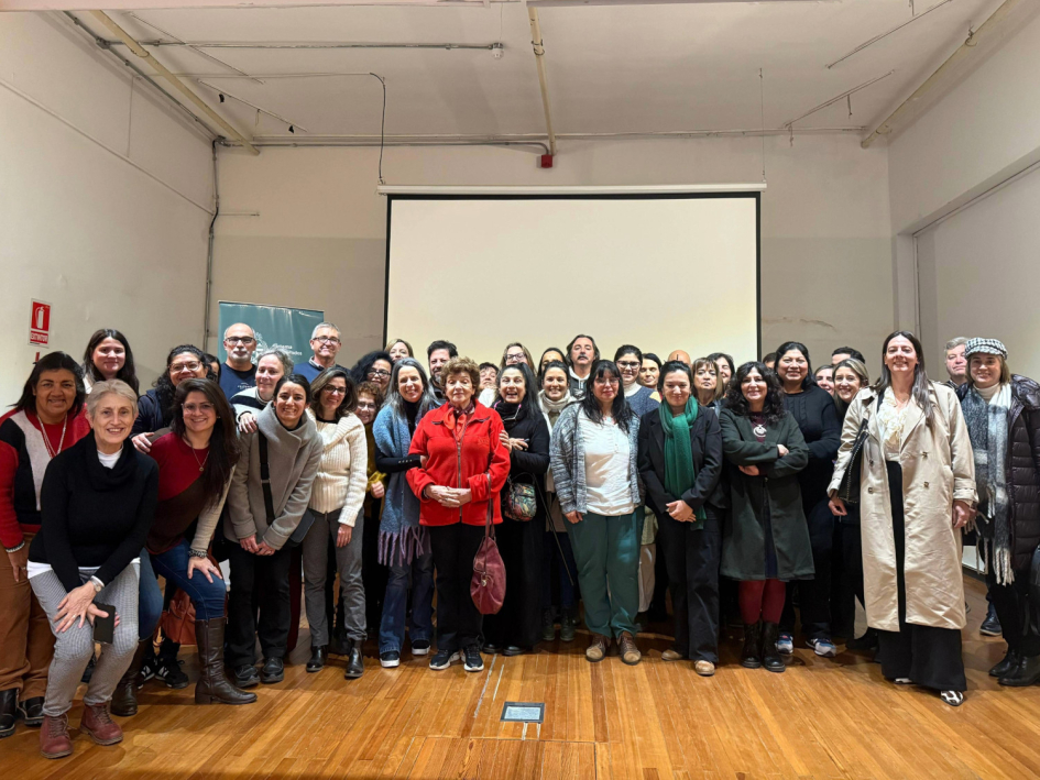 Visionado colectivo de la notificación de la Corte IDH. Todas las personas presentes en la actividad posan para una fotografía.