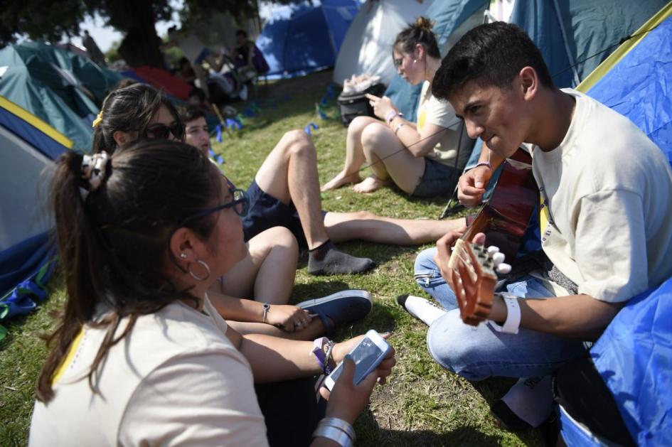 Arte y Juventud 2019. Paysandú Jóvenes tocando la guitarra