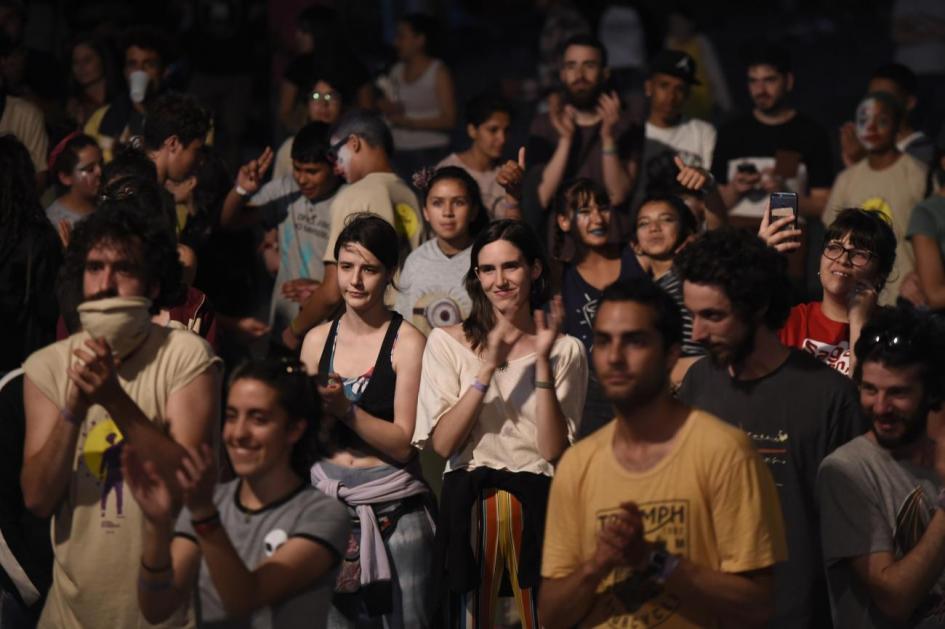 Jóvenes aplaudiendo