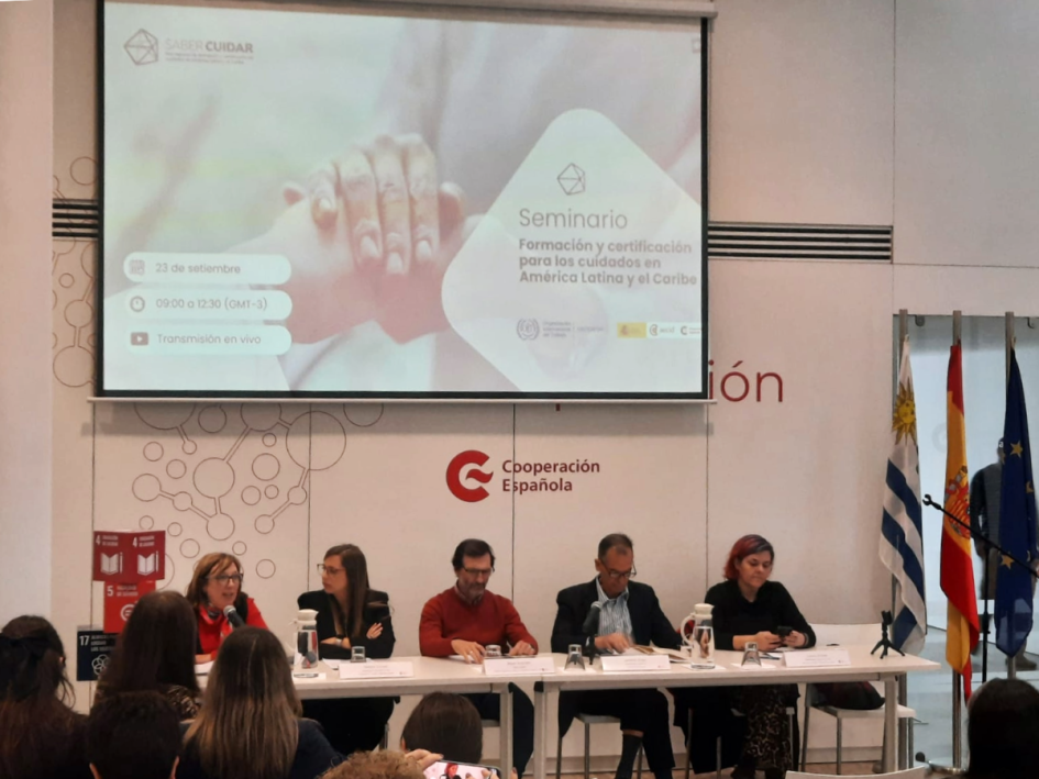 Mesa de expositores.