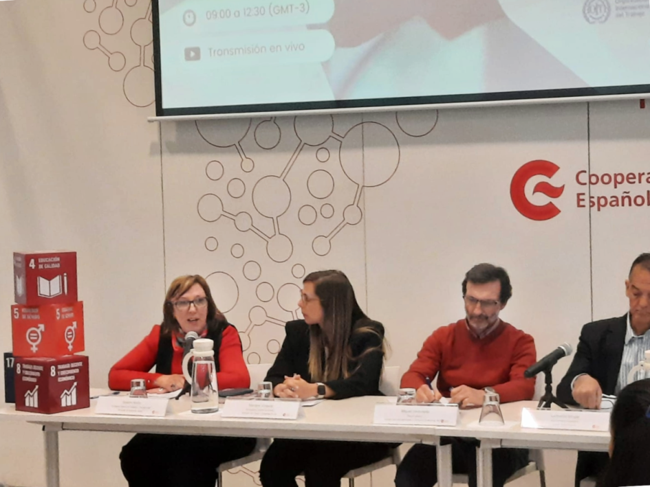 Mesa de expositores.