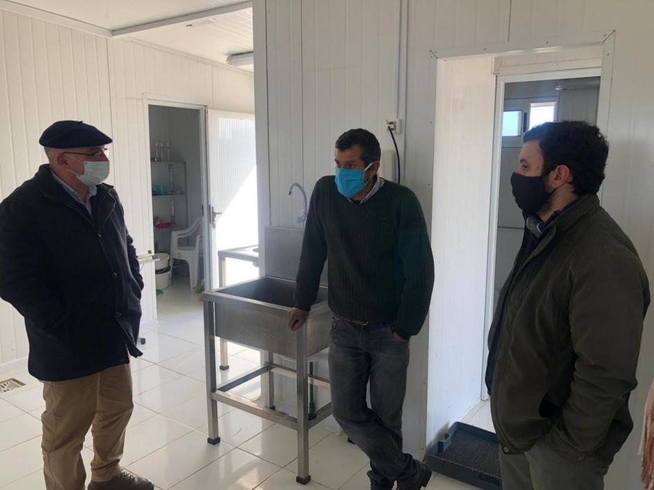 autoridades en planta de procesamiento de pescado recorrida por Flores