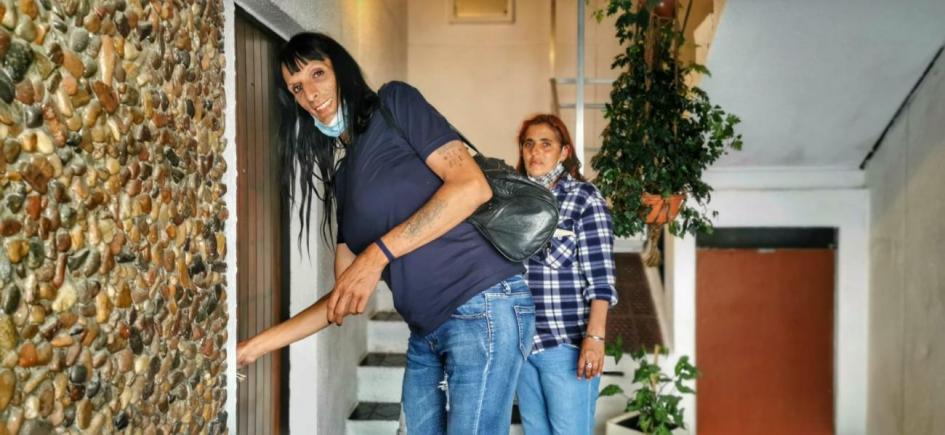Marcela y Verónica ingresando a su hogar Marcela y Verónica ingresando a su hogar