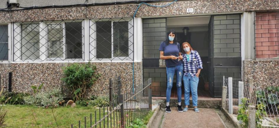 Marcela y Verónica en su nueva vivienda