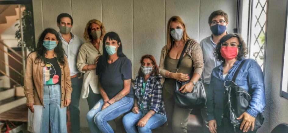 Marcela y Verónica en su nuevo hogar junto al equipo del Ministerio de Desarrollo Social Marcela y Verónica en su nuevo hogar junto al equipo del Ministerio de Desarrollo Social