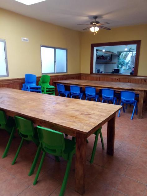 Mesas y sillas en el comedor del centro Mesas y sillas en el comedor del centro