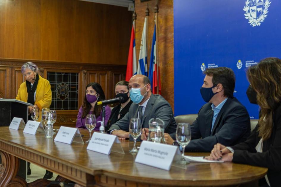 Firma de convenio de inclusión e inserción laboral Mides y Tienda Inglesa Firma de convenio de inclusión e inserción laboral Mides y Tienda Inglesa