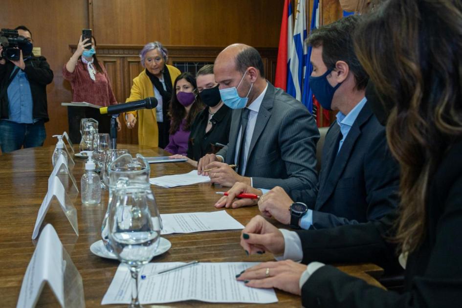 Firma de convenio de inclusión e inserción laboral Mides y Tienda Inglesa