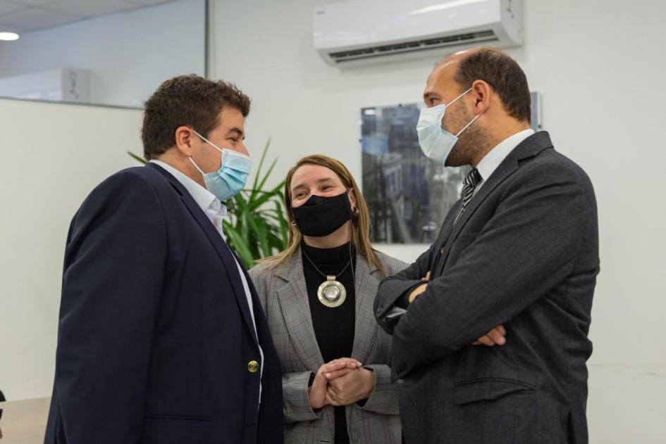 Martín Lema, Andrea Brugman y Martín Fernández hablando