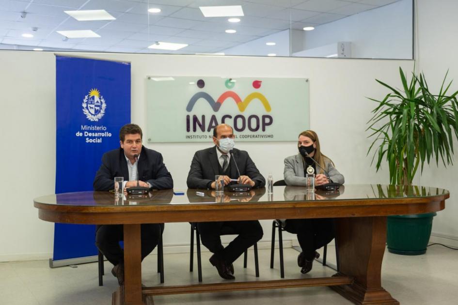 Autoridades en firma del convenio Martín Lema, Andrea Brugman y Martín Fernández en la mesa de firma del convenio