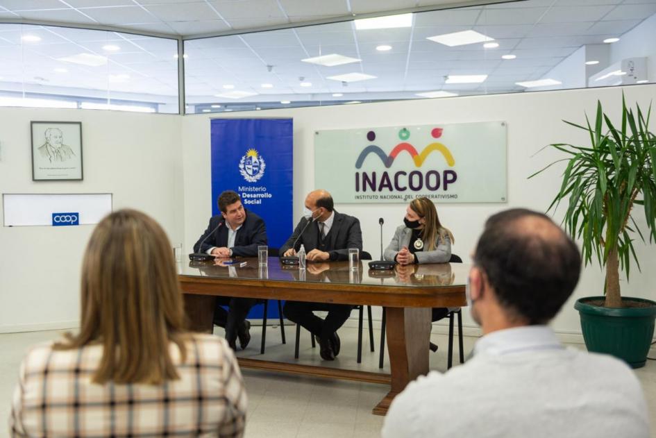 Martín Lema, Andrea Brugman y Martín Fernández en la mesa de firma del convenio
