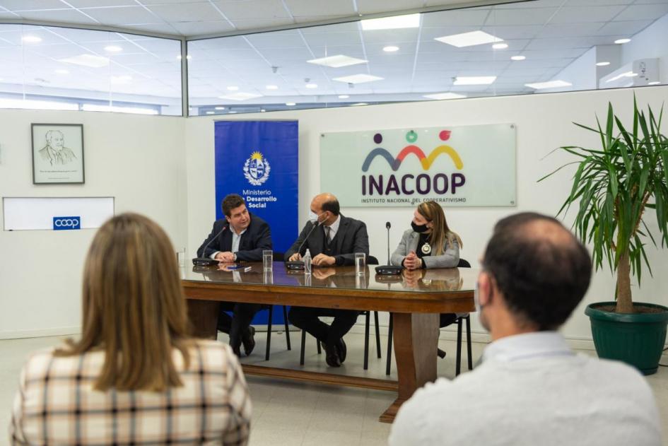 Autoridades en firma del convenio Martín Lema, Andrea Brugman y Martín Fernández en la mesa de firma del convenio