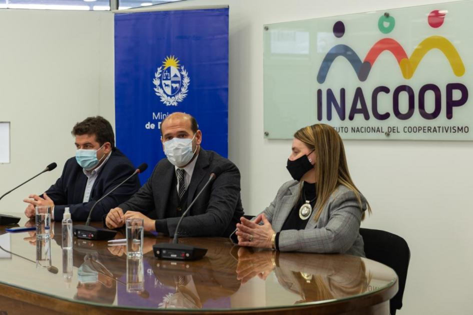 Autoridades en firma del convenio Martín Lema, Andrea Brugman y Martín Fernández en la mesa de firma del convenio
