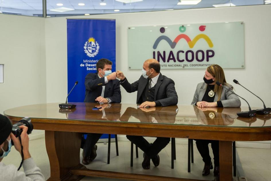 Autoridades en firma del convenio Martín Lema, Andrea Brugman y Martín Fernández en la mesa de firma del convenio