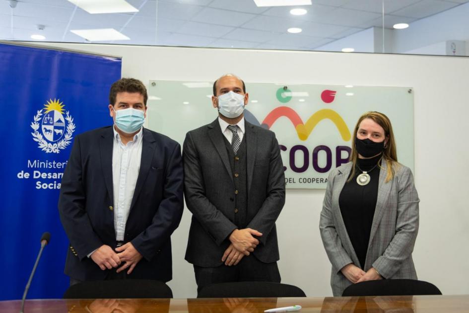 Autoridades presentes en firma del convenio Martín Lema, Andrea Brugman y Martín Fernández posan ante los fotógrafos