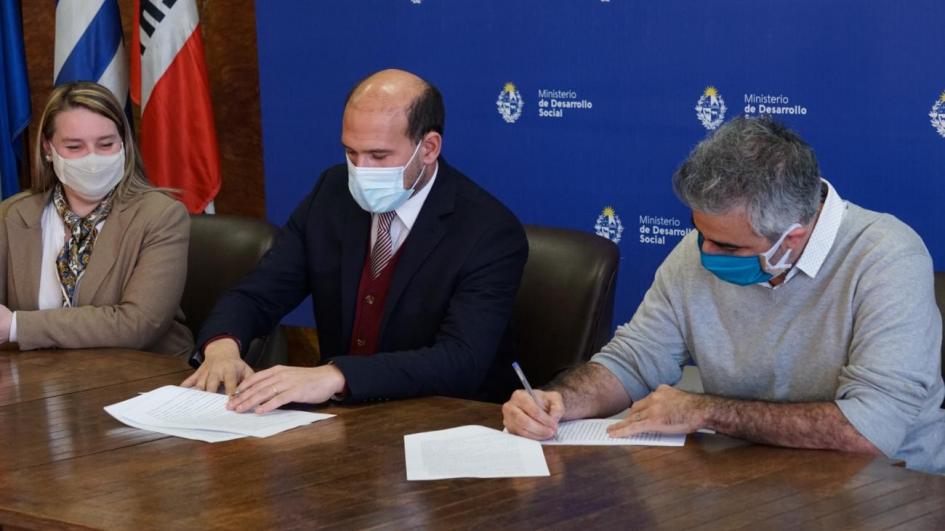 Autoridades del Ministerio de Desarrollo Social en firma de acuerdo laboral con F. Celsi propietario del Bar Facal Martín Lema, Andrea Brugman y Federico Celsi propietario del Bar Facal