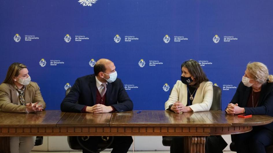 Autoridades del Ministerio de Desarrollo Social en firma de acuerdo de capacitación con Unilever