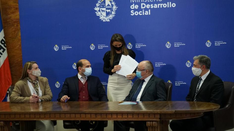 Autoridades Ministerio de Desarrollo Social en firma de acuerdo con Casa de Galicia