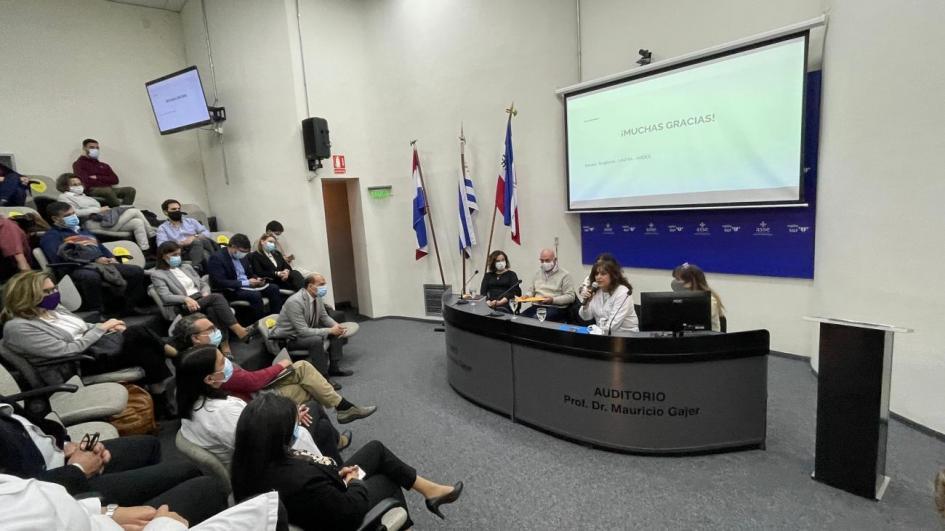 Panel de expertos comentando el estudio sobre maternidad de mujeres con discapacidad