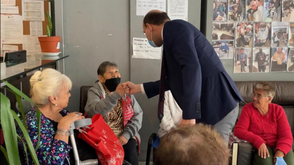 Ministro Lema visita a usuarios en jornada solidaria de corte de cabello 