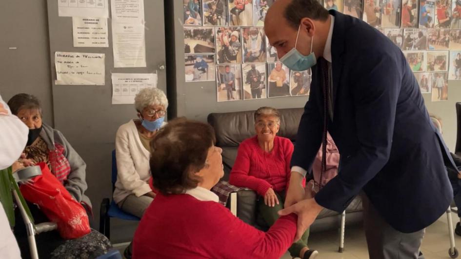 Primera jornada solidaria de peluquería en Montevideo Ministro Lema junto a usuarias del refugio Hotel Urban que esperan corte de cabello