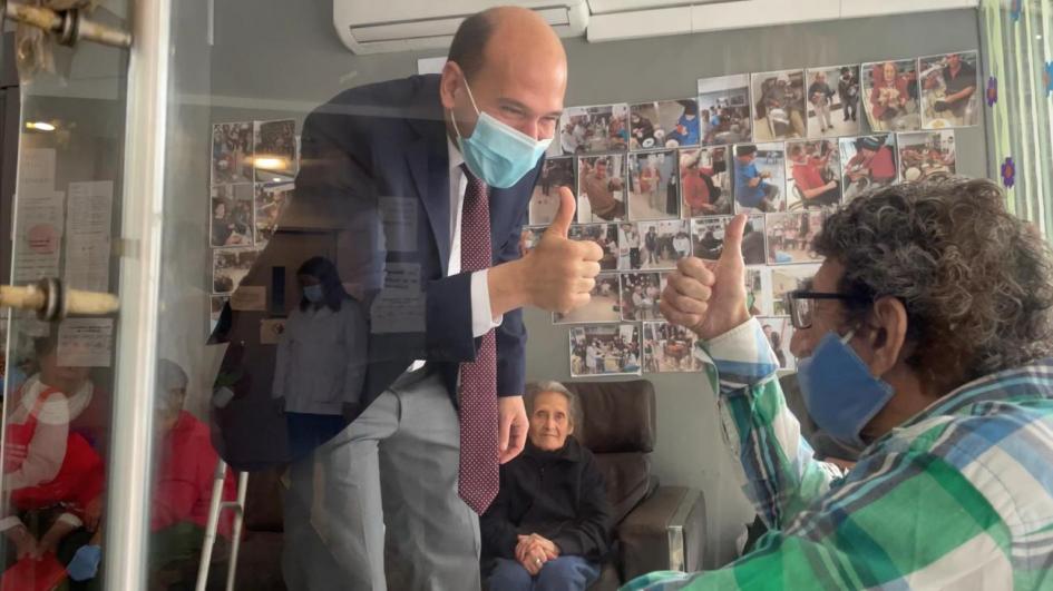 Ministro Lema visita a usuarios en jornada solidaria de corte de cabello para personas que viven en refugios Ministro Lema con usuarios de refugios en jornada solidaria de corte de cabello