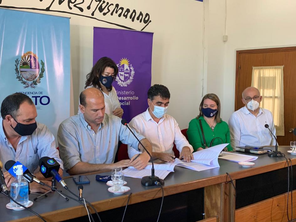 Firma de convenio entre Ministerio de Desarrollo Social e Intendencia de Salto Martín Lema, Andrés Lima y presidente de la Comisión Técnica Mixta de Salto Grande firman convenio
